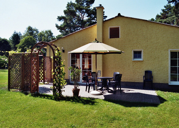 Außenansicht mit Terrasse