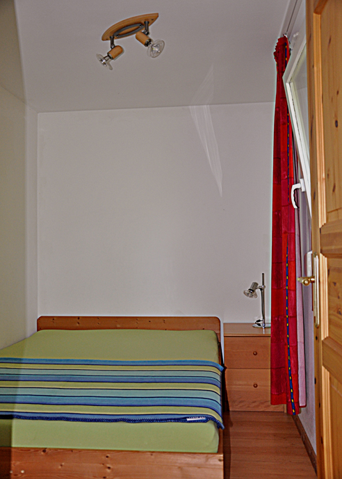 Einzelzimmer mit 140cm breitem Einzelbett