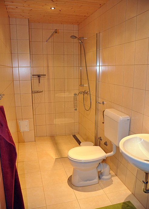 Bad mit Dusche und WC